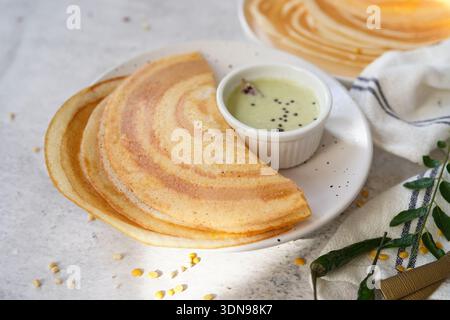 Hausgemachte Multi Grain Dosa |proteinreiche Linsencrepes serviert mit Kokos-Chutney Stockfoto
