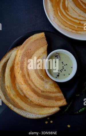 Hausgemachte Multi Grain Dosa |proteinreiche Linsencrepes serviert mit Kokos-Chutney Stockfoto