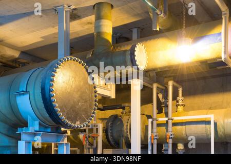 Große Industrierohre und verschraubte Flansche sind Teil des komplexen Wasseraufbereitungssystems einer Entsalzungsanlage in Chile. Stockfoto