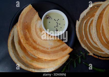 Hausgemachte Multi Grain Dosa |proteinreiche Linsencrepes serviert mit Kokos-Chutney Stockfoto