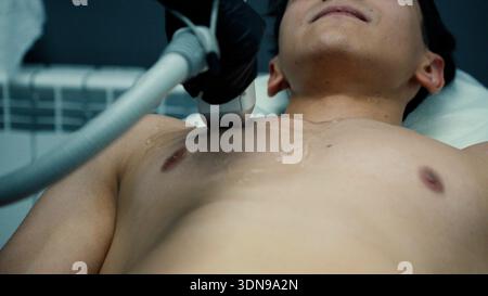 Nahaufnahme einer professionellen Hautbehandlung für einen Mann Stockfoto