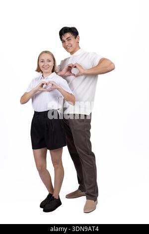 Mann und Frau machen Herzform mit Händen Stockfoto