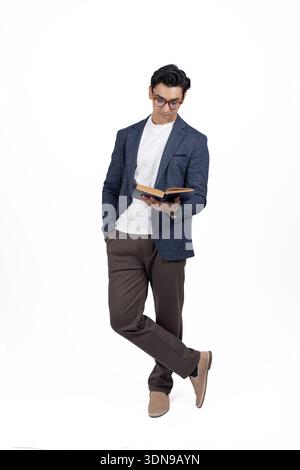 Mann im Business-Anzug mit Smartphone im Studio Stockfoto