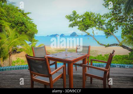 Esstisch und Stühle auf der tropischen Strandinsel an einem Sommertag Stockfoto