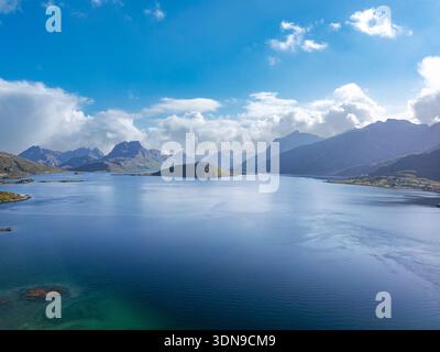 Luftaufnahme der Küstenlandschaft mit Blick auf den Nordatlantik, Fredvang, Lofoten, Norwegen, Europa Stockfoto