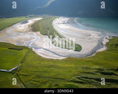 Luftaufnahme der nordatlantischen Küstenlandschaft mit Blick auf Yttersand Beach, Fredvang, Lofoten, Norwegen, Europa Stockfoto