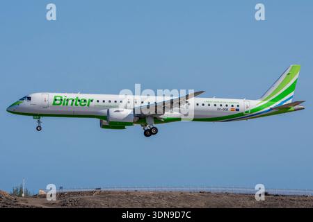 Binter Canarias Embraer E195-E2-Passagierflugzeug (Kennzeichen EC-OEB) fliegt in niedriger Höhe im Endanflug mit ausgefahrenem Fahrwerk vor einem klaren Himmel. Stockfoto