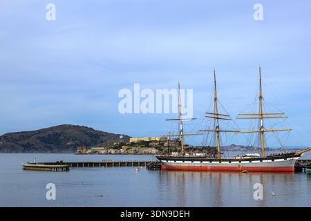 Balclutha in San Francisco, Kalifornien, auch bekannt als Star of Alaska, Pacific Queen oder Segelschiff Balclutha, mit Alcatraz Island im Hintergrund Stockfoto