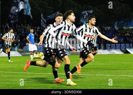 Giovanni Corradini, Enrico Oviszach und Simone D'Uffizi von Ascoli Calcio feiern das Tor 0-1 während des Spiels der Serie C zwischen Pineto Calcio und Ascoli Calcio 1898 FC im Mimmo Pavone und Alessandro Mariani Stadium, Pineto (TE), Italien, 8. Februar, 2026. © Foto: Cinzia Camela. Stockfoto