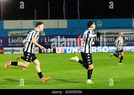 (R-L) Giovanni Corradini, Enrico Oviszach von Ascoli Calcio feiern das Tor 0-1 während des Spiels der Serie C zwischen Pineto Calcio und Ascoli Calcio 1898 FC im Stadion Mimmo Pavone und Alessandro Mariani, Pineto, (TE), Italien, 8. Februar. 2026. © Foto: Cinzia Camela. Stockfoto