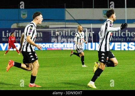 (R-L) Giovanni Corradini, Enrico Oviszach von Ascoli Calcio feiern das Tor 0-1 während des Spiels der Serie C zwischen Pineto Calcio und Ascoli Calcio 1898 FC im Stadion Mimmo Pavone und Alessandro Mariani, Pineto, (TE), Italien, 8. Februar. 2026. © Foto: Cinzia Camela. Stockfoto