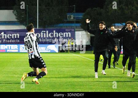 Giovanni Corradini, Enrico Oviszach und Simone D'Uffizi von Ascoli Calcio feiern das Tor 0-1 während des Spiels der Serie C zwischen Pineto Calcio und Ascoli Calcio 1898 FC im Mimmo Pavone und Alessandro Mariani Stadium, Pineto (TE), Italien, 8. Februar, 2026. © Foto: Cinzia Camela. Stockfoto