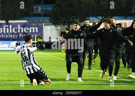 Giovanni Corradini, Enrico Oviszach und Simone D'Uffizi von Ascoli Calcio feiern das Tor 0-1 während des Spiels der Serie C zwischen Pineto Calcio und Ascoli Calcio 1898 FC im Mimmo Pavone und Alessandro Mariani Stadium, Pineto (TE), Italien, 8. Februar, 2026. © Foto: Cinzia Camela. Stockfoto