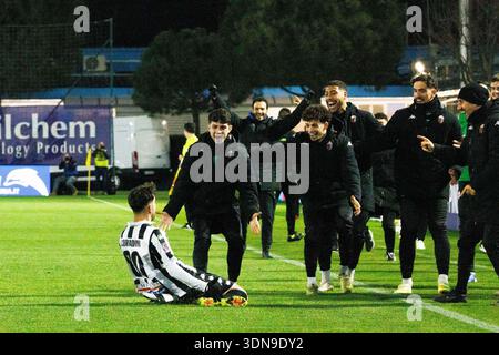 Giovanni Corradini, Enrico Oviszach und Simone D'Uffizi von Ascoli Calcio feiern das Tor 0-1 während des Spiels der Serie C zwischen Pineto Calcio und Ascoli Calcio 1898 FC im Mimmo Pavone und Alessandro Mariani Stadium, Pineto (TE), Italien, 8. Februar, 2026. © Foto: Cinzia Camela. Stockfoto