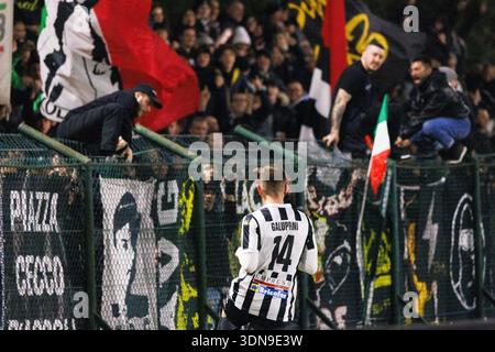 Francesco Galuppini von Ascoli Calcio feiert das Tor 3-1 während des Spiels der Serie C zwischen Pineto Calcio und Ascoli Calcio 1898 FC im Mimmo Pavone und Alessandro Mariani Stadium, Pineto, (TE), Italien, 8. Februar. 2026. © Foto: Cinzia Camela. Stockfoto
