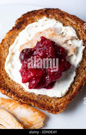 Offenes Sandwich aus truthahnresten und Preiselbeersauce Stockfoto