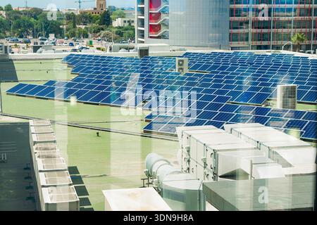 Photovoltaik-Anlage auf dem Dach auf dem Dach des Gewerbes, Photovoltaik-Energie unterstützt Netz-Null-Stadt Stockfoto
