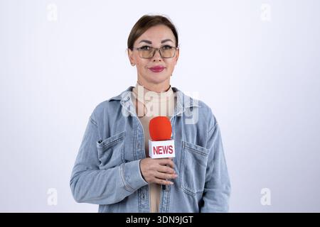 Lächelnde Reporterin mit rotem Mikrofon Stockfoto