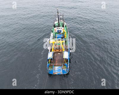 Luftaufnahme eines kommerziellen Fischtrawlers mit Netzen in den grauen Gewässern der Ostsee von oben nach unten. Stockfoto