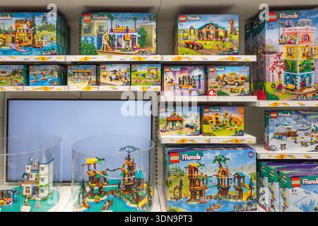 LEGO-Boxen in Regalen in einem Spielwarengeschäft. London, UK, 2. Juni 2024 Stockfoto