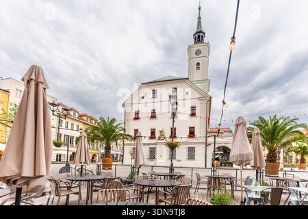 Ein heller Blick auf den historischen Marktplatz in Gliwice, slaskie, Polen, mit dem Rathaus, farbenfrohen Fassaden, Kopfsteinpflasterstraßen und Outdoor-C Stockfoto