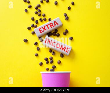Symbol für zusätzliches Einkommen. Concept Words Extra Income auf wunderschönem Holzbildrahmen. Schöner gelber Hintergrund mit Kaffeetasse und Kaffeebohnen. Busin Stockfoto