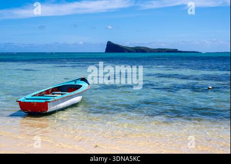 Malerischer Blick auf die Insel Coin de Mire über das türkisfarbene Meer vom Strand Grand Baie auf Mauritius Stockfoto
