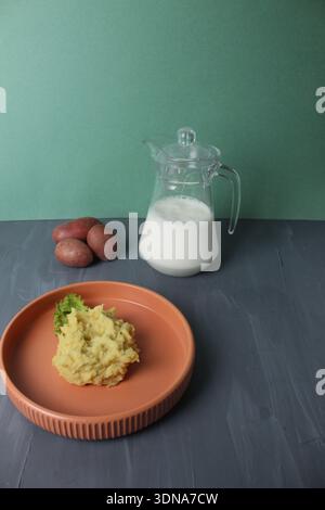 Kartoffeln auf einem Teller. Vegetarisches Mittagessen mit Platz für Rezepttext. Kochfehler. Stockfoto