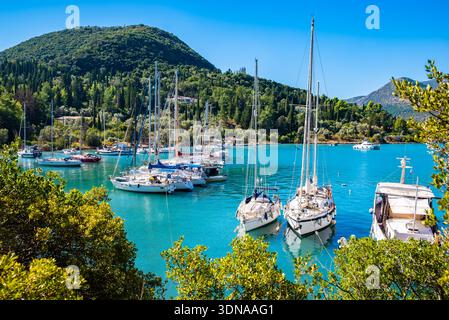 Segelboote ankern in der idyllischen Meeresbucht in der Nähe des Dorfes Geni, Insel Lefkada, Griechenland Stockfoto