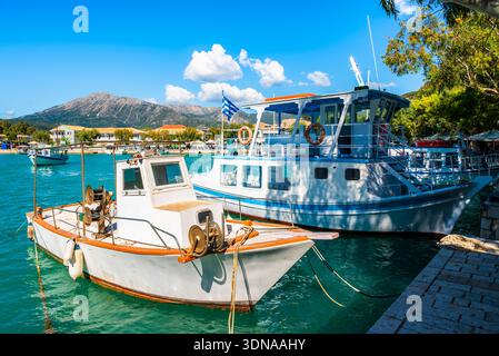 Typisch griechische traditionelle Holzfischboote vor Anker im Hafen von Vassiliki, Insel Lefkada, Griechenland Stockfoto