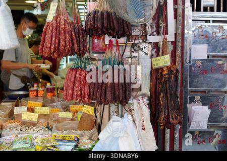 Chinesische Würstchen und andere gepökelte und getrocknete Würstchen mit gutem Geschmack und Aroma, während Sie an diesem Straßenverkäufer vorbeilaufen. Authentisches chinesisches Essen, das auf dem Markt verkauft wird. Stockfoto