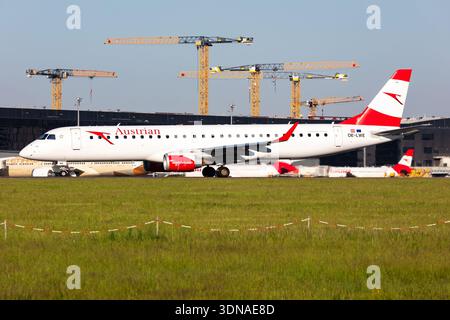 Austrian Airlines Embraer ERJ-195 Registrierung OE-LWE startet vom Flughafen Wien (VIE), Österreich, 2025 Stockfoto