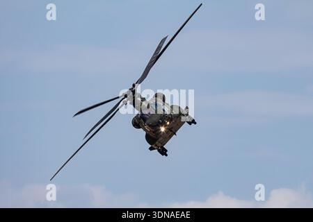 Royal Air Force Boeing CH-47 Chinook HC6A Serie ZH891 im Flug über RAF Fairford, England, 2018 Stockfoto