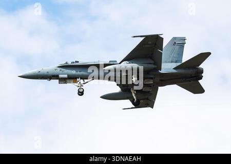 Finnische Luftwaffe McDonnell Douglas F/A-18C Hornet Serie HN-412 im Flug über Ostrava, Tschechische Republik, 2018 Stockfoto