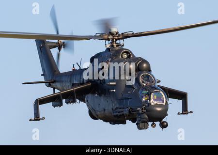 Die ungarische Luftwaffe MIL Mi-24 ist im Flug über Szolnok, Ungarn, 2019 Stockfoto