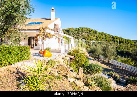 Charmante Landvilla umgeben von Olivenbäumen und mediterranen Gärten in Apulien, Italien Stockfoto