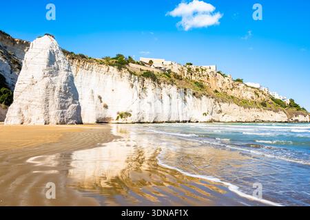 Berühmte weiße Klippen und Pizzomunno Felsen, die sich vom Sandstrand von Vieste an der italienischen Adriaküste erheben, Apulien, Italien Stockfoto