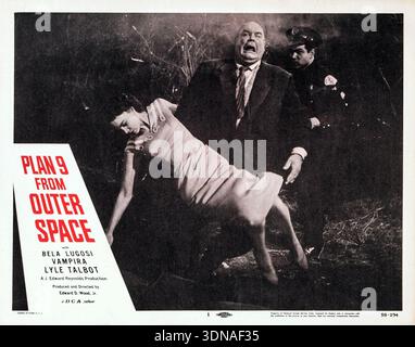 Diese Vintage-Lobbykarte aus den 1950er Jahren wirbt für den berüchtigten Science-Fiction-Horrorfilm „Plan 9 from Outer Space“. Die dramatische Szene zeigt einen Mann, möglicherweise Lyle Talbot, mit einem verängstigten Ausdruck, während er eine bewusstlose Frau hält, während ein Polizist im Hintergrund steht. Der Text auf der Karte markiert den Titel des Films, „Plan 9 from Outer Space“, und schreibt Bela Lugosi, Vampira und Lyle Talbot nach. Stockfoto