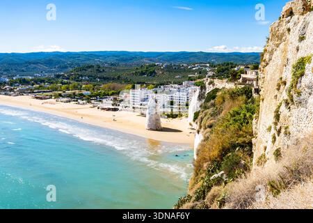 Aus der Vogelperspektive auf Vieste Sandstrand und die berühmte weiße Felsformation Pizzomunno, Apulien, Italien Stockfoto