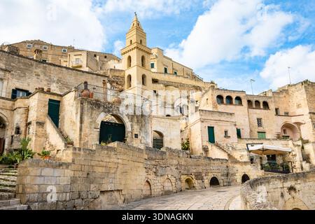 Blick auf Materas Stadtstraße mit alten Steinhäusern und historischen Gebäuden, Apulien, Italien Stockfoto