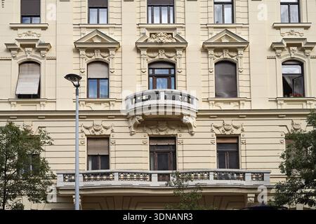 Fassade eines verzierten alten Apartmentgebäudes mit großem und kleinem Balkon Stockfoto