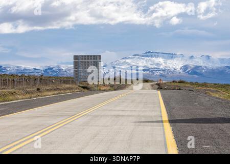 Ende des asphaltierten Teils der Route 9 von Puerto Natales zum Eingang des Parque Nacional Torres del Paine. Patagonien, Chile, Südamerika Stockfoto