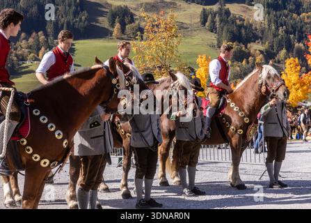 ÖSTERREICH, SALZBURGER LAND, DORFGASTEIN - 11. OKTOBER 2025: Männer in traditioneller Kleidung reiten Pferde beim Herbstfest Stockfoto
