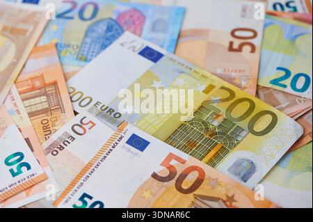 Verschiedene Euro-Banknoten sind zusammen auf einem Tisch zu sehen. Stockfoto