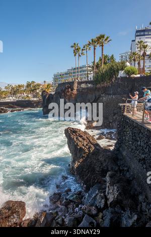 Große Wellen krachen am felsigen Ufer des Ferienorts Puerto de la Cruz auf Teneriffa auf der kanarischen Insel Teneriffa, Spanien. Stockfoto