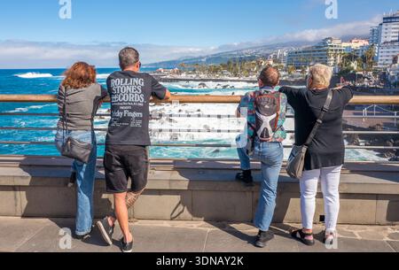 Große Wellen krachen am felsigen Ufer des Ferienorts Puerto de la Cruz auf Teneriffa auf der kanarischen Insel Teneriffa, Spanien. Stockfoto