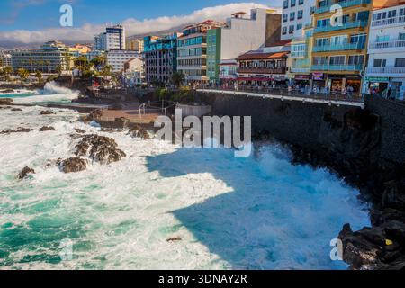 Große Wellen krachen am felsigen Ufer des Ferienorts Puerto de la Cruz auf Teneriffa auf der kanarischen Insel Teneriffa, Spanien. Stockfoto