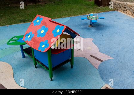 Buntes Kinderspielhaus auf dem Spielplatz im Stadtpark Stockfoto