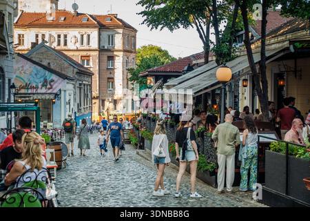 15. Juni 2024, Belgrad, Serbien: Abendliche Szene in der Skadarlija-Straße - ein beliebtes Restaurant in Belgrad, Serbien Stockfoto