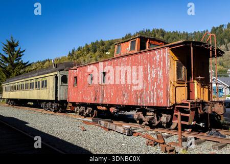Eine detaillierte Nahaufnahme der Vorderseite oder Seite eines alten, historischen, rostigen Dampflokomotivzuges, die das alte Metall, die Nieten und die industrielle d Stockfoto
